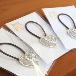 大人可愛い☆ ビーズ刺繍　ヘアゴム　ハート型♡ スワロフスキーパール使用、シャンパンゴールド系 7枚目の画像