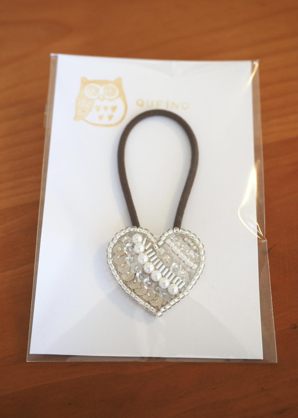 大人可愛い☆ ビーズ刺繍　ヘアゴム　ハート型♡ スワロフスキーパール使用、シャンパンゴールド系 5枚目の画像