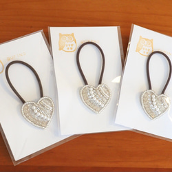 大人可愛い☆ ビーズ刺繍　ヘアゴム　ハート型♡ スワロフスキーパール使用、シャンパンゴールド系 6枚目の画像