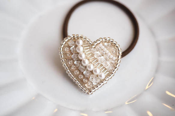 大人可愛い☆ ビーズ刺繍　ヘアゴム　ハート型♡ スワロフスキーパール使用、シャンパンゴールド系 3枚目の画像
