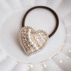 大人可愛い☆ ビーズ刺繍　ヘアゴム　ハート型♡ スワロフスキーパール使用、シャンパンゴールド系 2枚目の画像