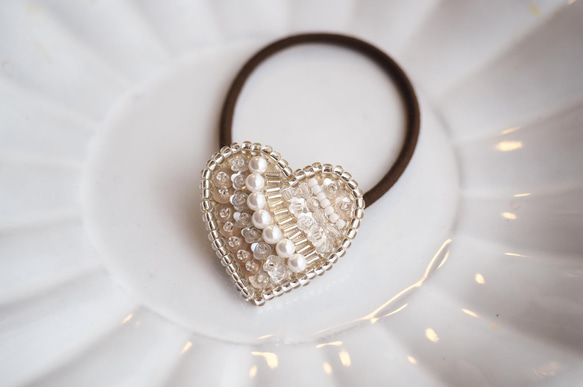 大人可愛い☆ ビーズ刺繍　ヘアゴム　ハート型♡ スワロフスキーパール使用、シャンパンゴールド系 2枚目の画像
