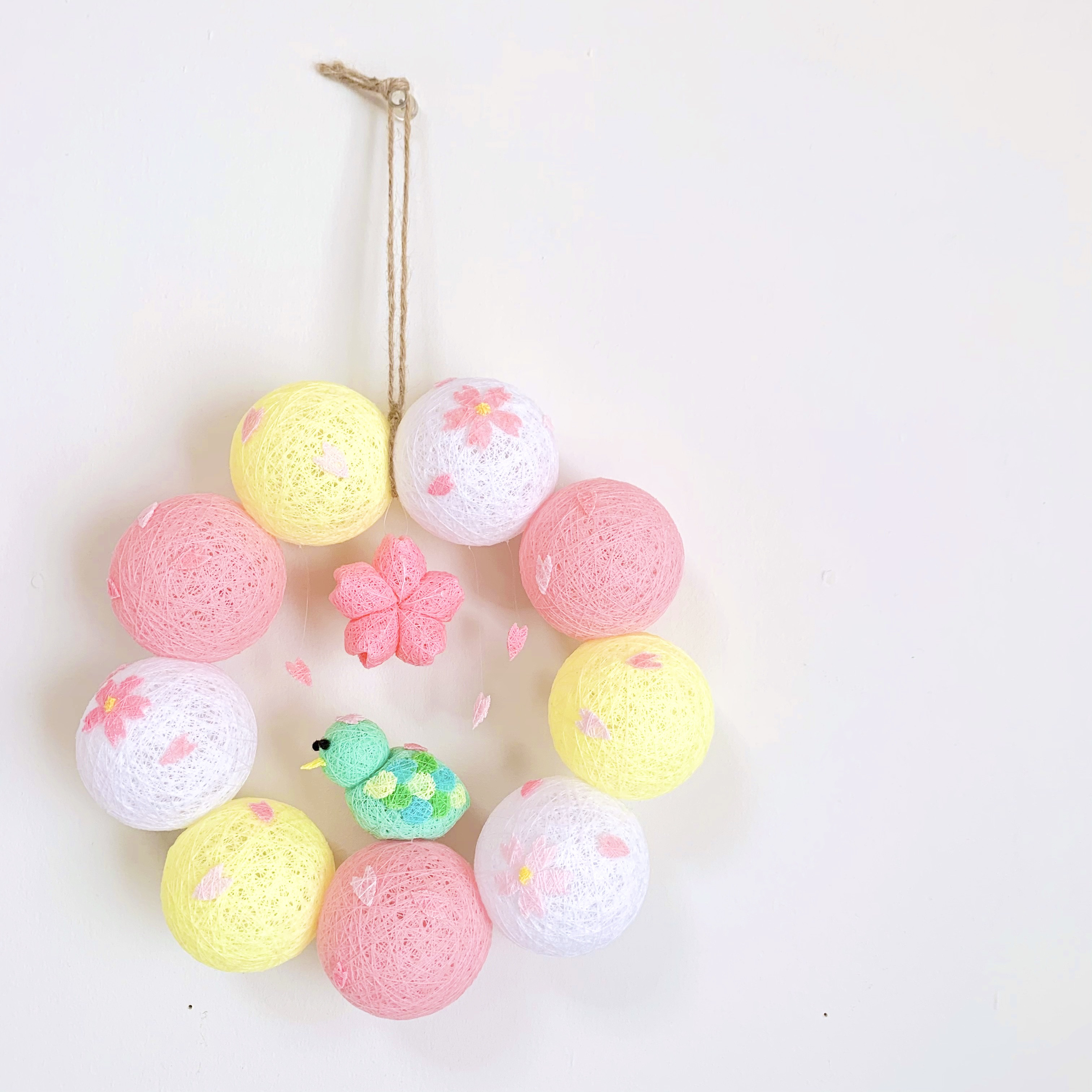 糸玉　陽気な春の桜リース