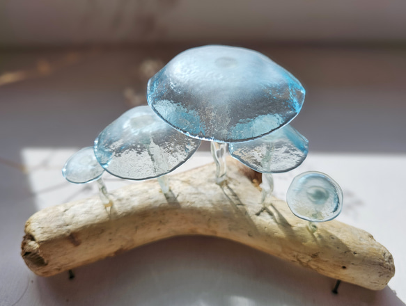 ガラスのキノコ　置物　オブジェ　ライトブルー5本 2枚目の画像