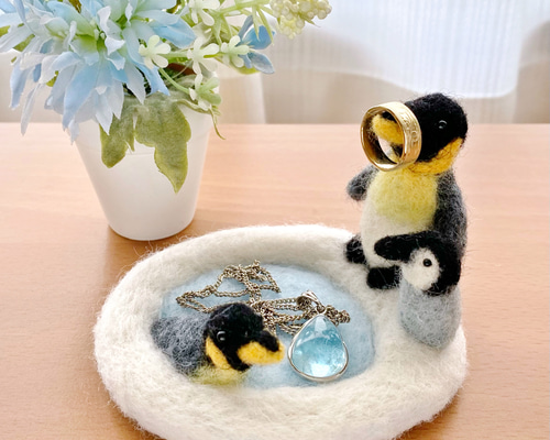 【お値下げ中！】ペンギンさんのチョコレートインテリア　羊毛フェルト ペンギンさんたち。 仲良くお話してます。 #羊毛フェルト #羊毛