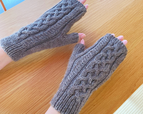 受注製作可】ケーブル編みハンドウォーマー[4つ編み] 手袋・ミトン
