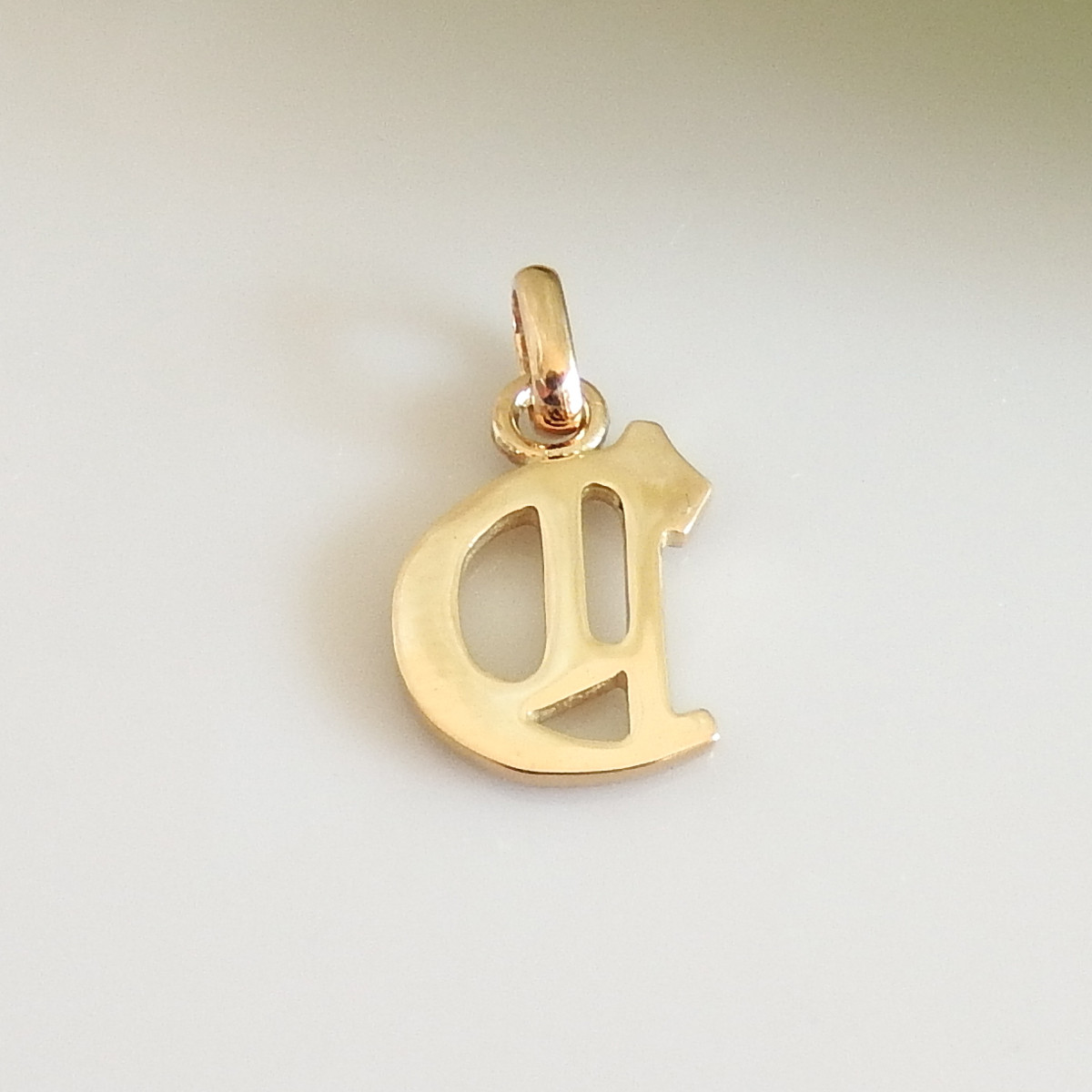 K18 イニシャル　C　ペンダントトップ　現品限りの価格