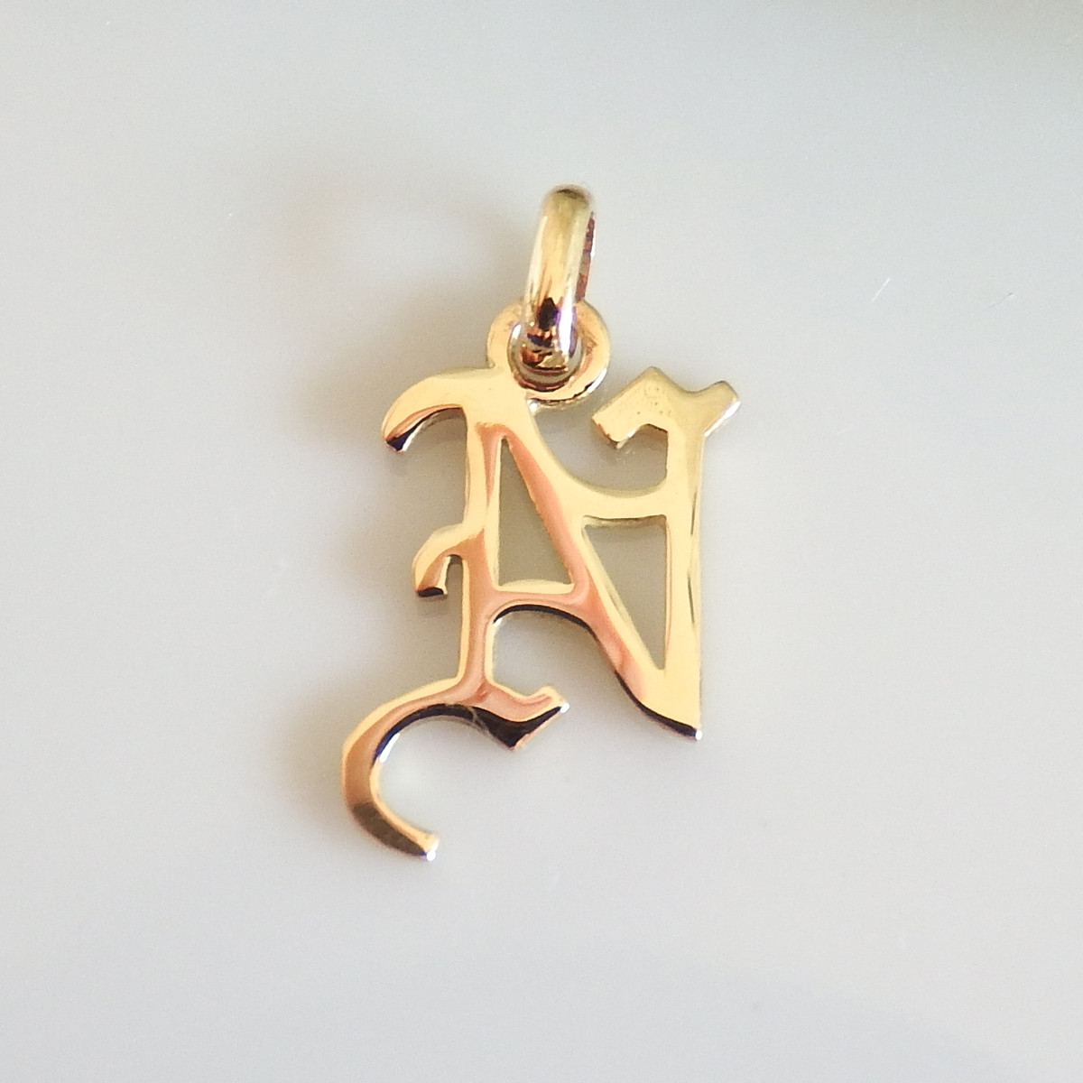 K18 イニシャル　N　ペンダントトップ　現品限りの価格