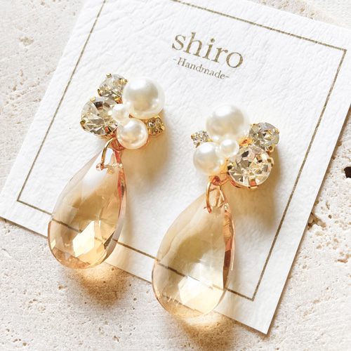 シャンパンカラーカットガラスとホワイトパールのビジューピアス