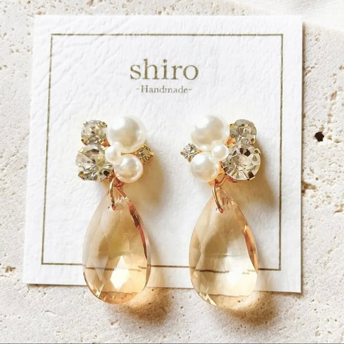 シャンパンカラーカットガラスとホワイトパールのビジューピアス 