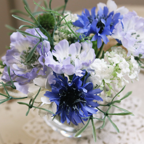 水替え不要!!「爽やかブルーのアスターと矢車草」ガラス器アレンジ