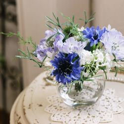 水替え不要!!「爽やかブルーのアスターと矢車草」ガラス器アレンジ