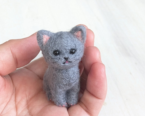 【くー】 羊毛フェルト 猫 ロシアンブルー フレーム ◾再販 羊毛フェルトの小さな子猫(ロシアンブルーお座り) 猫