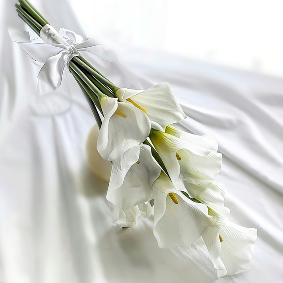 【生花に見える】 カラー ウェディングブーケ オーダーメイド 白 結婚式 前撮りに シンプルなアームブーケ 3枚目の画像