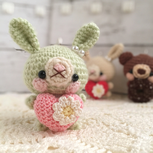 ピンク色ハートをギュッ！淡グリーン色うさぎさん＼癒し＆見守り隊