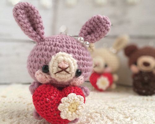 赤色ハートをギュッ！淡紫ピンク色うさぎさん＼癒し＆見守り隊／一点物