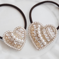 大人可愛い♡ ハート型　ビーズ刺繍　ヘアゴム　 親子でお揃い♪リンクコーデ　大小2個セット　スワロフスキーパール使用⭐︎ 3枚目の画像