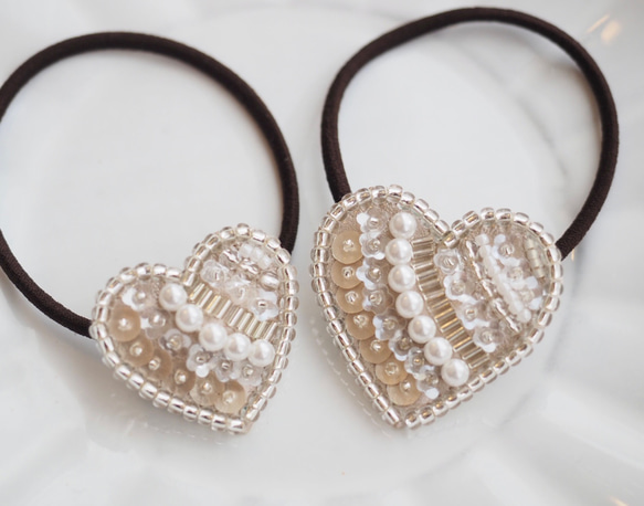 大人可愛い♡ ハート型　ビーズ刺繍　ヘアゴム　 親子でお揃い♪リンクコーデ　大小2個セット　スワロフスキーパール使用⭐︎ 3枚目の画像