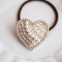 大人可愛い♡ ハート型　ビーズ刺繍　ヘアゴム　 親子でお揃い♪リンクコーデ　大小2個セット　スワロフスキーパール使用⭐︎ 7枚目の画像