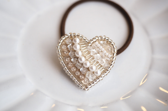 大人可愛い♡ ハート型　ビーズ刺繍　ヘアゴム　 親子でお揃い♪リンクコーデ　大小2個セット　スワロフスキーパール使用⭐︎ 7枚目の画像