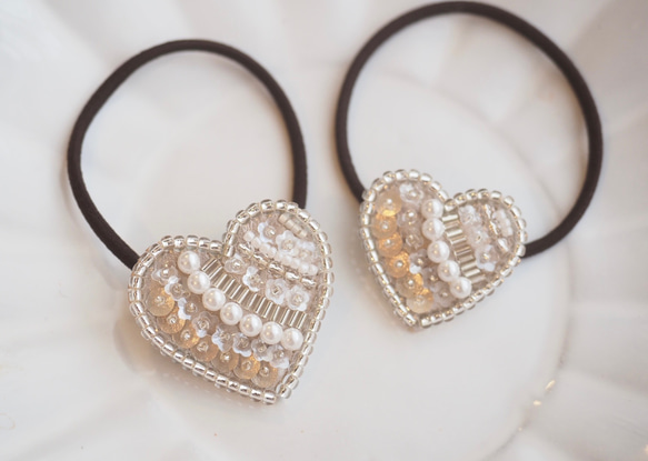 大人可愛い♡ ハート型　ビーズ刺繍　ヘアゴム　 親子でお揃い♪リンクコーデ　大小2個セット　スワロフスキーパール使用⭐︎ 1枚目の画像