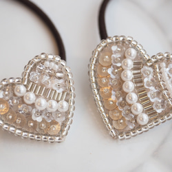 大人可愛い♡ ハート型　ビーズ刺繍　ヘアゴム　 親子でお揃い♪リンクコーデ　大小2個セット　スワロフスキーパール使用⭐︎ 2枚目の画像