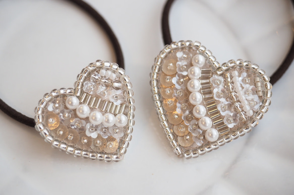 大人可愛い♡ ハート型　ビーズ刺繍　ヘアゴム　 親子でお揃い♪リンクコーデ　大小2個セット　スワロフスキーパール使用⭐︎ 2枚目の画像