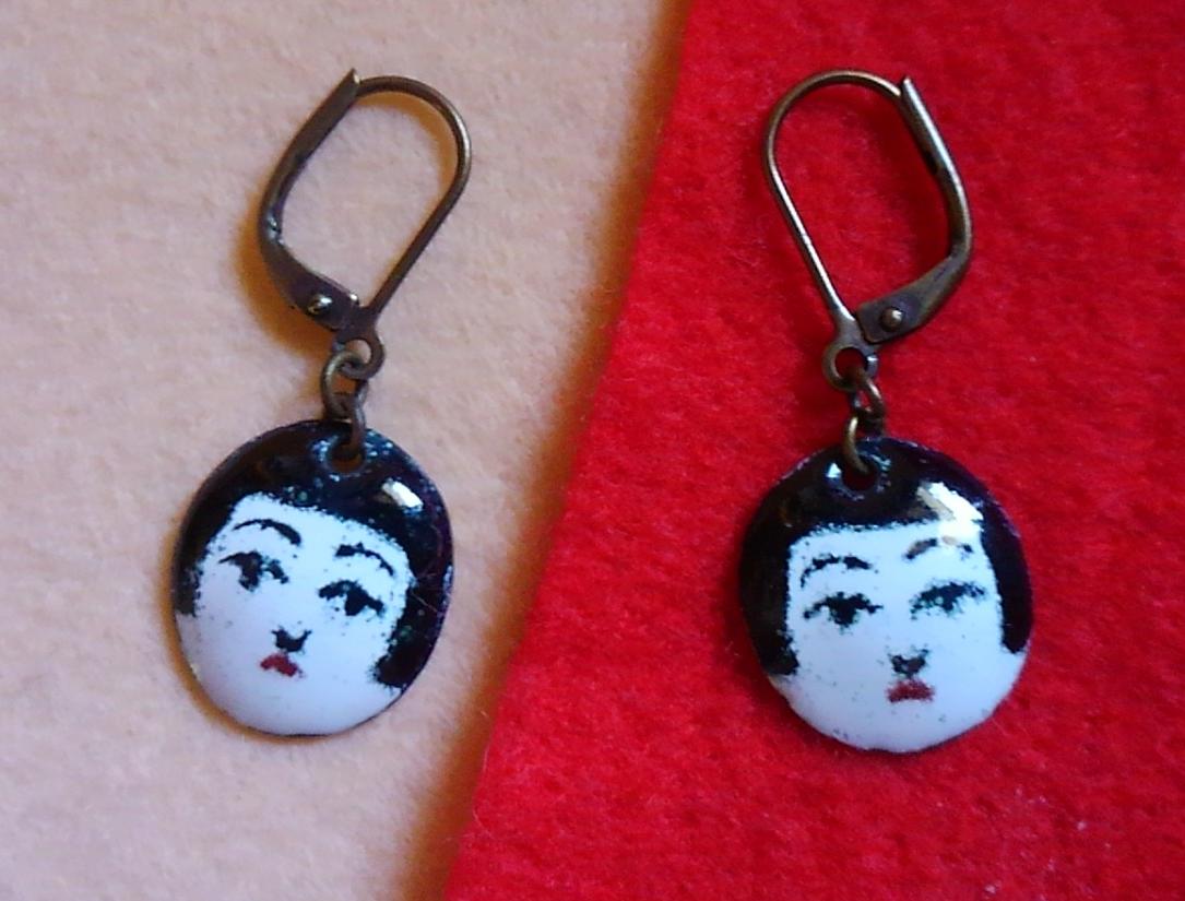 手描オカッパ少女金箔ピアス　《イヤリング、アレルギー対応可能》