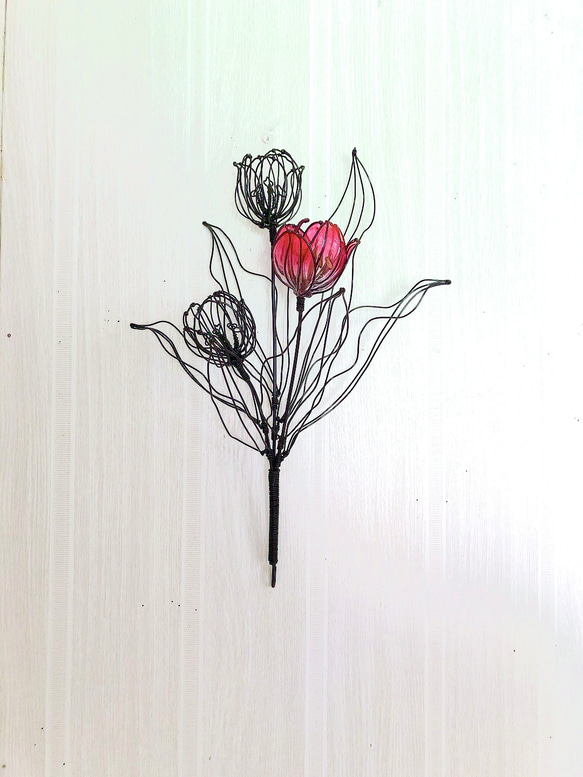 お部屋に春を❗️チューリップの花　アメリカンフラワーとワイヤークラフトのコラボ作品 5枚目の画像