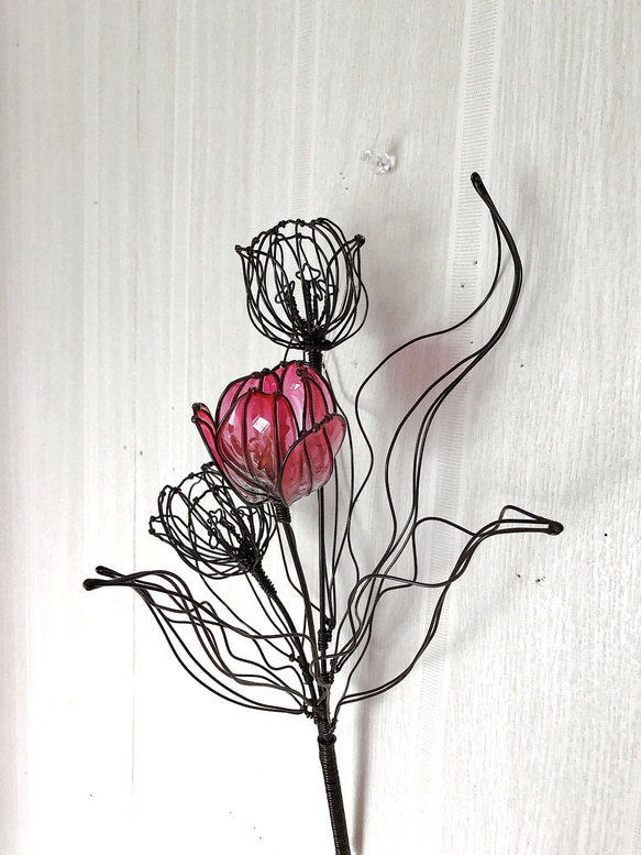 お部屋に春を❗️チューリップの花　アメリカンフラワーとワイヤークラフトのコラボ作品 2枚目の画像