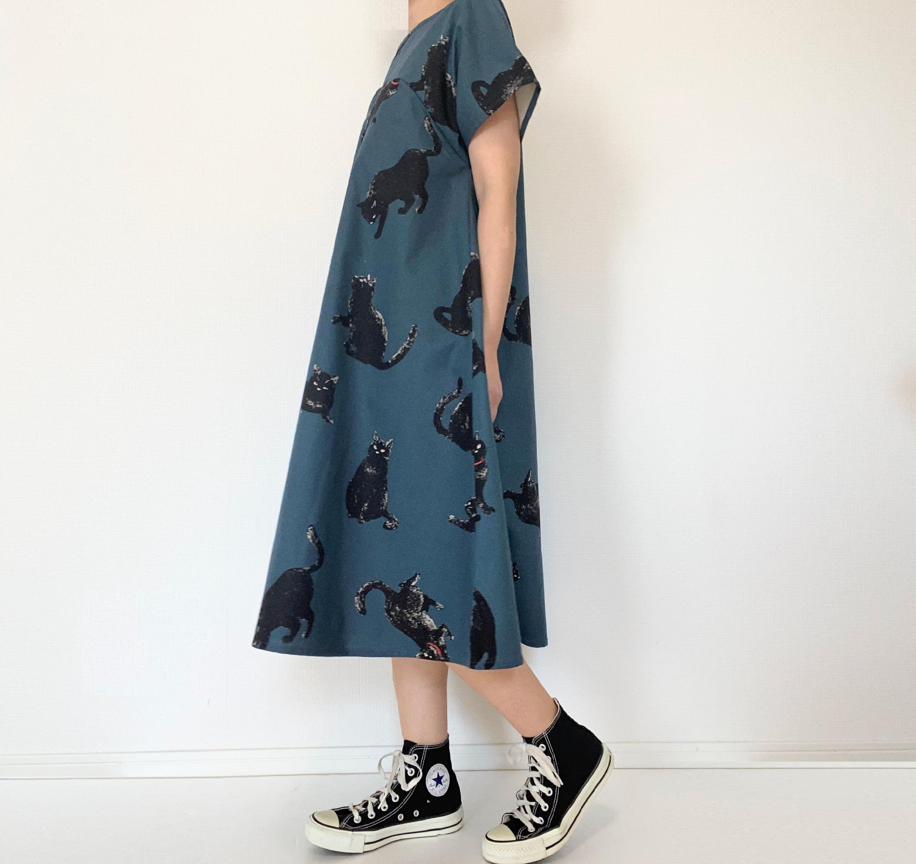 こなまいきな黒猫のフレアワンピース＊国産コットン　綿100％＊ポケット付き＊半袖＊ブルーグレー
