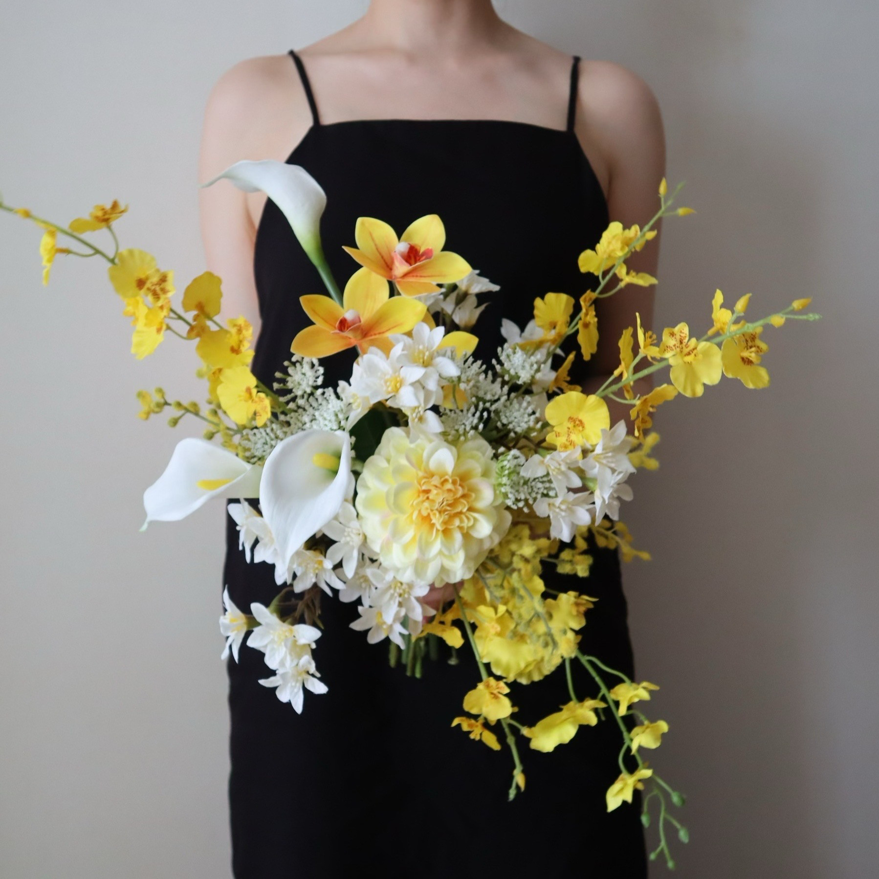 淡いイエローホワイトの胡蝶蘭やカラーリリィの動きのあるクラッチブーケ♡ ウェディングブーケ アーティフィシャルフラワー