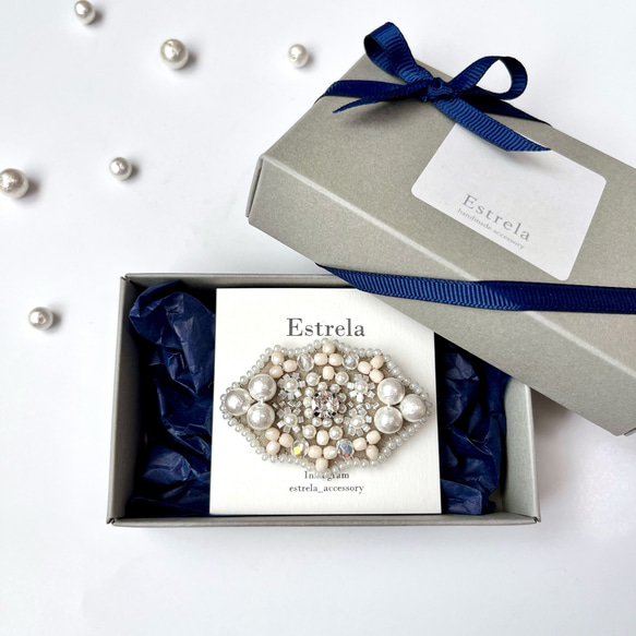 フォーマルにも✴︎ビジュー×パールのビーズ刺繍ブローチ/コサージュ 1枚目の画像