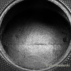 南部鉄器 鉄瓶 姥口アラレ1.2L 内面漆焼付・酸化被膜仕上 日本製 ガス・IH対応 7枚目の画像