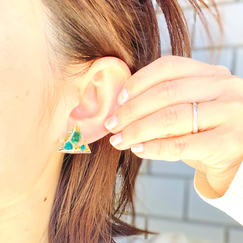 青いかすみ草の三角レジンピアス イヤリング ピアス（スタッド・一粒