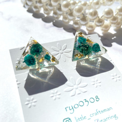 青いかすみ草の三角レジンピアス イヤリング ピアス（スタッド・一粒