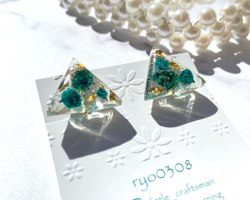 青いかすみ草の三角レジンピアス イヤリング ピアス（スタッド・一粒