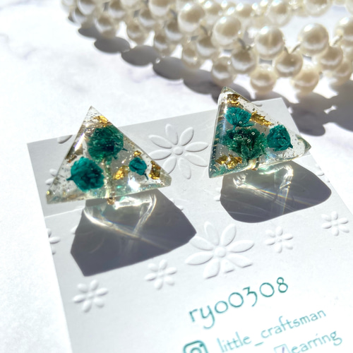 青いかすみ草の三角レジンピアス イヤリング ピアス（スタッド・一粒