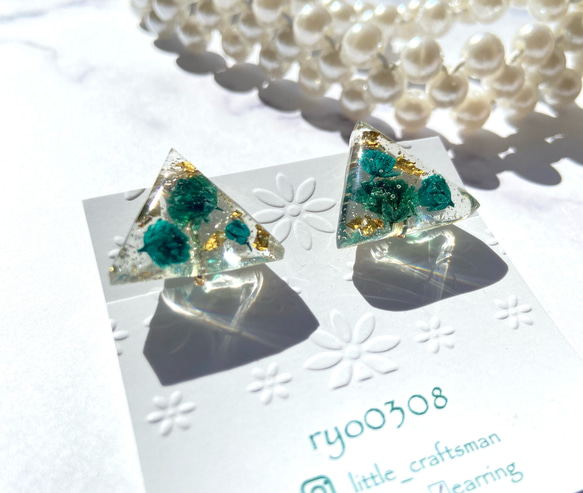 青いかすみ草の三角レジンピアス イヤリング ピアス（スタッド・一粒