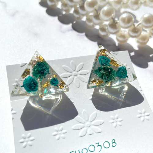 青いかすみ草の三角レジンピアス イヤリング ピアス（スタッド・一粒