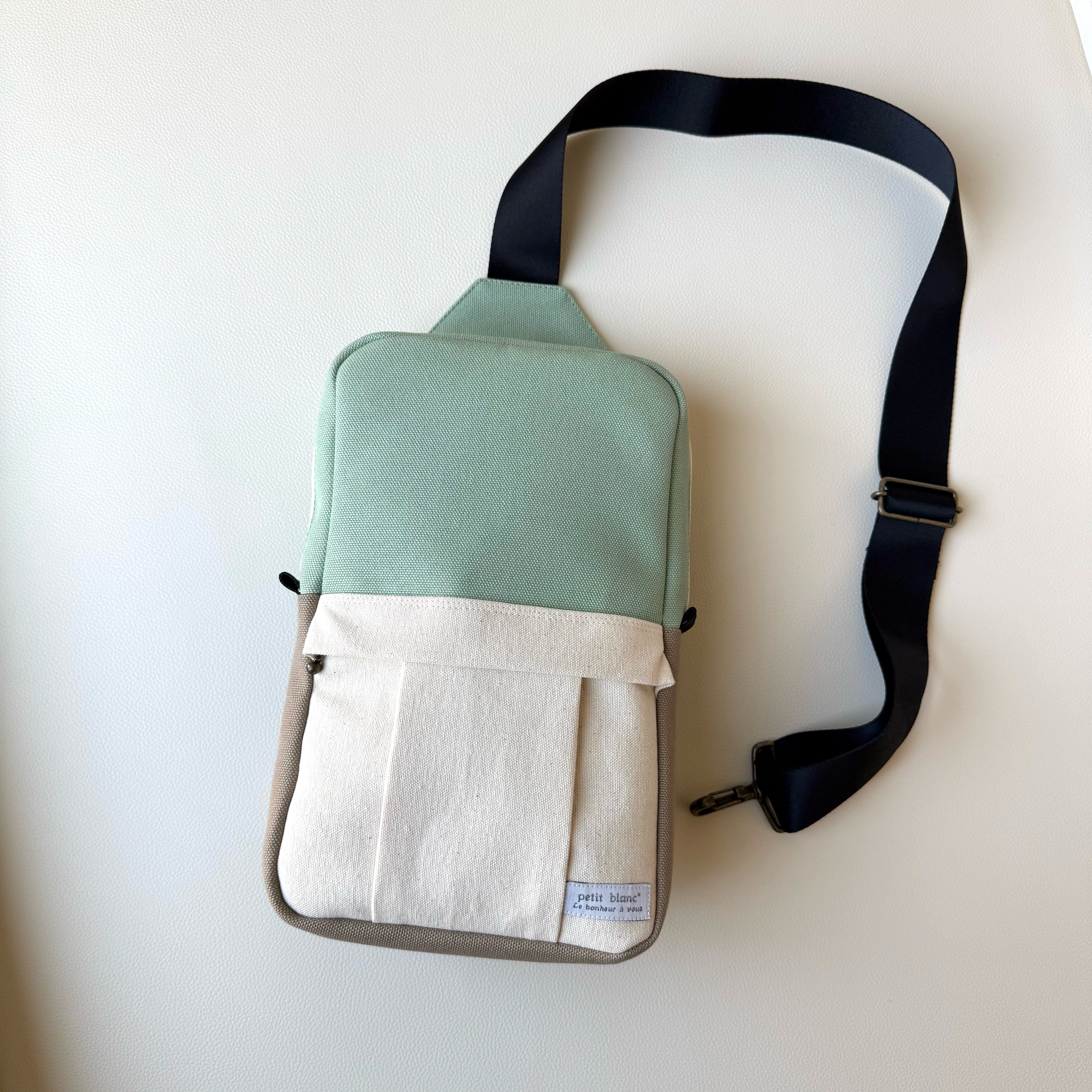 ［国産帆布］シックな大人のボディバッグ［縦型］【ｽﾓｰｷｰｾﾗﾄﾞﾝ】ﾜﾝｼｮﾙﾀﾞｰﾊﾞｯｸﾞ