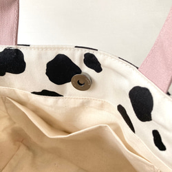 まるで＂いちごミルク＂くすみピンクの牛柄トートバッグ 4枚目の画像
