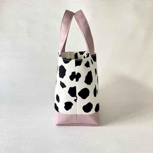 まるで＂いちごミルク＂くすみピンクの牛柄トートバッグ トートバッグ