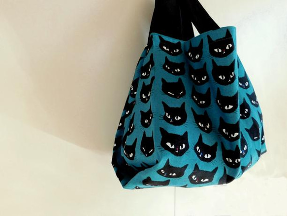 ◆6色展開◆ご機嫌ななめ!? 不機嫌顔もかわいい黒猫コンビニバッグ 3枚目の画像