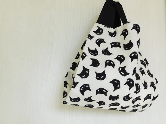 ◆6色展開◆ご機嫌ななめ!? 不機嫌顔もかわいい黒猫コンビニバッグ 1枚目の画像