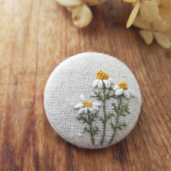 アンティーク風【カモミール 】  刺繍ブローチ 38mm シンプル Bタイプ 3枚目の画像