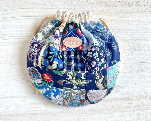 ゆゆ。パッチワークの巾着袋　（ネイビー系) ゆゆ様専用。パッチワークの巾着袋 （ネイビー系)