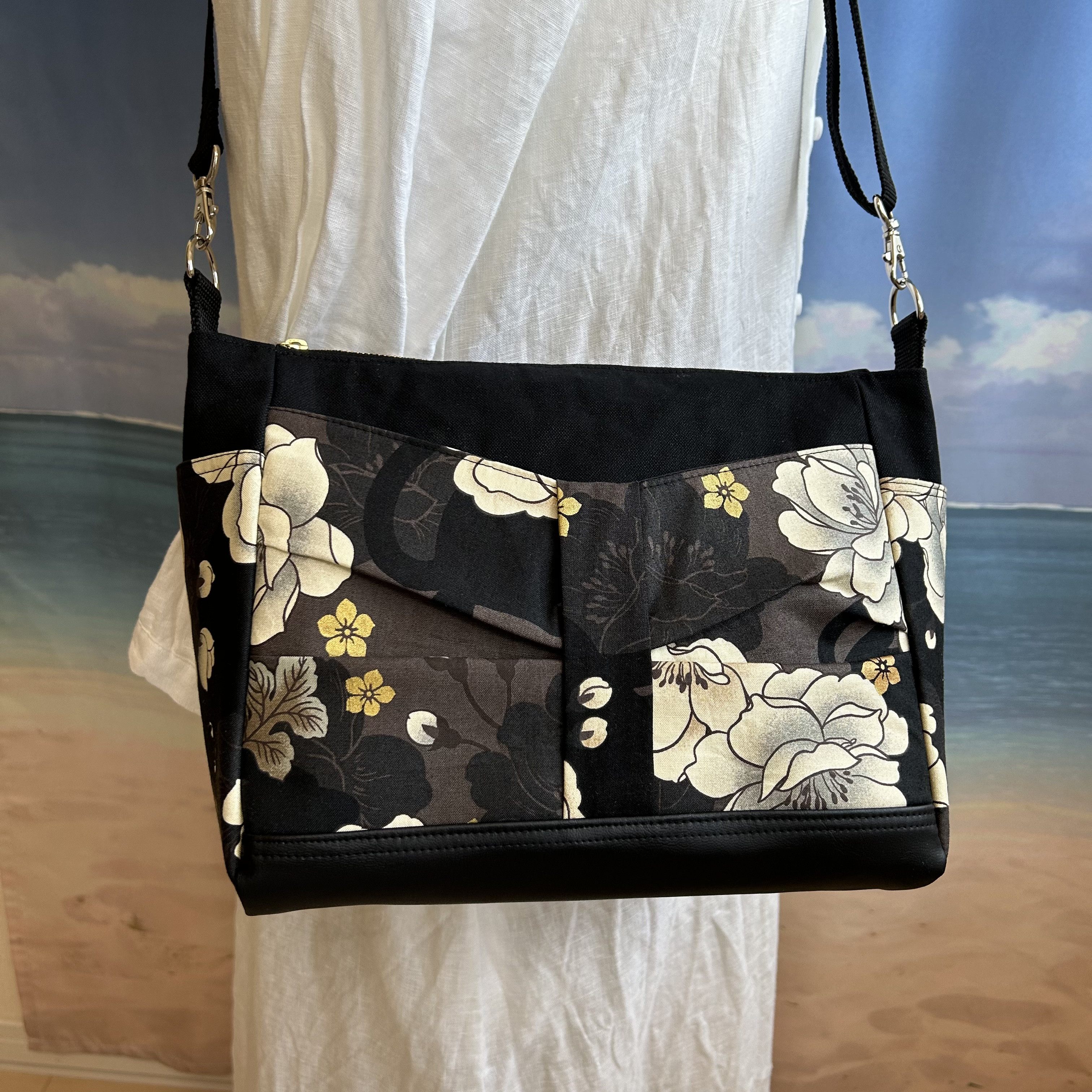 ミニサイズ　リボンポケット　スマホ用クリアポケット　サイドポケットが便利な　ショルダーバック　クロネコ柄