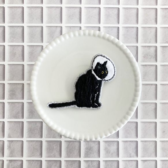 〔再販〕エリザベスカラーの黒猫　刺繍ブローチ 1枚目の画像