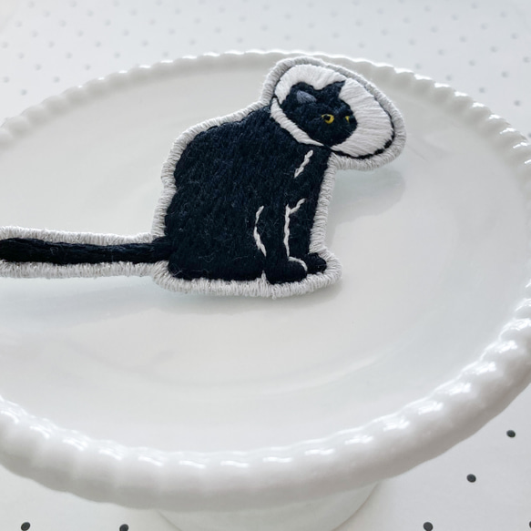 〔再販〕エリザベスカラーの黒猫　刺繍ブローチ 4枚目の画像